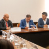 De izquierda a derecha, Otty Patiño, jefe negociador con el Eln; Gustavo Petro, presidente de la República, y Danilo Rueda, alto comisionado para la Paz, en una reunión previa al segundo ciclo de diálogos con la guerrilla, en febrero.