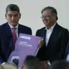 El presidente de Colombia, Gustavo Petro, y la ministra de Trabajo, Gloria Inés Ramírez, entregan hoy el proyecto de ley de reforma pensional al secretario general del Senado, Gregorio Eljach (i), en Bogotá.