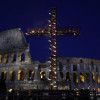 Una vista general del viacrucis, la procesión de antorchas del 'Camino de la Cruz', el Viernes Santo frente al emblemático Coliseo en Roma, Italia. 