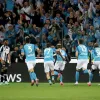 Los jugadores del Napoli celebran después de que Victor Osimhen anotó el gol del empate 1-1 durante el partido de fútbol de la Serie A italiana entre Udinese Calcio y SSC Napoli en el estadio Friuli - Dacia Arena en Údine, Italia.