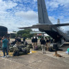 Fotografía cedida por la Aerocivil que muestra a soldados y rescatistas antes de partir en la búsqueda de LA aeronave Cesna 206.