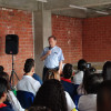 El docente Gonzalo Duque Escobar durante su presentación en la escuela Abraham Montoya.
