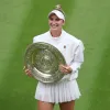 Marketa Vondrousova de la República Checa posa con el trofeo después de ganar su último partido individual femenino contra Ons Jabeur de Túnez en el Campeonato de Wimbledon, en Gran Bretaña.