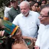  Fotografía cedida por la Presidencia de Colombia que muestra al mandatario colombiano Gustavo Petro (d) y a su homólogo de Brasil, Luiz Inácio Lula da Silva (c) mientras saludan a un grupo de indígenas hoy, en Leticia (Colombia).