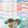 Billetes de pesos colombianos en una mesa