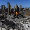 Un ciudadano hawaiano busca la urna con las cenizas de su hijo en las ruinas de lo que alguna vez fue su dormitorio destruido este jueves por un incendio forestal en la isla de Lahaina, en Hawái.