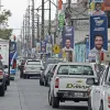 Fotografía de varias pancartas de los candidatos a la Presidencia de Ecuador, ayer, en una calle de Guayaquil (Ecuador). Este domingo los ecuatorianos acudirán a las urnas para designar al candidato que completará el período presidencial para el que fue elegido el conservador Guillermo Lasso (2021-2025).