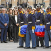 Militares cargan el féretro a la misa de cuerpo presente de Fernando Botero ayer en la Catedral Primada en Bogotá.