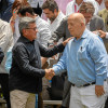 Foto | EFE | LA PATRIA  El jefe de la delegación del Eln, Pablo Beltrán, y el jefe de la delegación del Gobierno, Otty Patiño, conversan tras el cierre del cuarto ciclo de diálogos de paz.