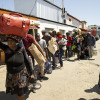 Foto / EFE / LA PATRIA  Ciudadanos haitianos cargan sus pertenencias para abandonar el país.