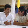 El alto comisionado para la paz en Colombia, Danilo Rueda, habla con Andrey Avendaño, delegado por el Estado Mayor Central de las disidencias de las Farc, hoy, en Suárez (Cauca).