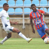 Alejandro García, del Once Caldas, disputa el balón contra Jefrey Trujillo, del Unión Magdalena.