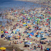 Cientos de bañistas se refrescan en la playa en Scheveningen, Países Bajos.