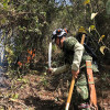 Un grupo de soldados trabaja en la extinción del incendio forestal activo en los Cerros Orientales de Bogotá. 