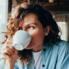 Mujer bebiendo algo de una taza