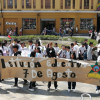 Protesta de comunidad educativa del colegio 7 de Agosto en la Plazoleta de la Alcaldía de Manizales. 