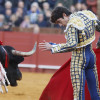 El torero francés Sebastián Castella lidia su primer toro durante el festejo que marca la apertura de la temporada taurina en la plaza de la Real Maestranza de Sevilla, en la tarde del Domingo de Resurrección, con toros de Hermanos García Jiménez.