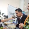 Ismael Cala, reconocido presentador de televisión internacional, lidera la Fundación El Vuelo de la Cometa, que trabaja la inteligencia emocional con estudiantes de Caldas. Ayer probó café de la región, antes de la rueda de prensa en Manizales.