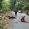 El accidente ocurrió, al parecer, porque el motociclista perdió el control de su vehículo y cayó a la carretera.