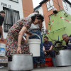 Ayer, habitantes del conjunto Pinares de Villamaría hacían fila para almacenar agua y poder cubrir sus necesidades básicas.