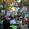 FOTOS | EFE |LAPATRIA  Pobladores sostienen pancartas durante una protesta en solidaridad con el pueblo palestino, en Islamabad, Pakistán.