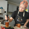 Victoria Gómez, la barista de Almendra Café, prepara el coctel Chinchiná Love.
