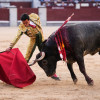 Derechazo de Juan de Castilla a su segundo toro de la tarde en la Plaza de Las Ventas de Madrid.