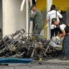 Investigadores de la Policía recogen evidencias luego de la explosión de ayer en Jamundí (Valle del Cauca).