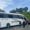 El bus de la empresa Arauca que chocó con un carro particular cerca del túnel de Tesalia este lunes festivo. 