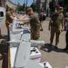 Los militares revisan los drones durante la ceremonia de entrega de automóviles y drones a los militares ucranianos en el centro de Kiev.