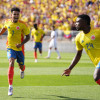 Luis Díaz (i) y Jhon Córdoba (d) de Colombia celebran un gol ante Bolivia este sábado, en un partido amistoso internacional entre las selecciones de Colombia y Bolivia en el estadio Rentschler Field en East Heatford (EEUU).