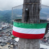 Dos símbolos de Manizales en una imagen: la Catedral y la bandera del Once Caldas. El Blanco celebra 20 años del título de la Copa Libertadores.