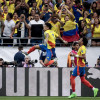 Luis Díaz (i) celebra con Johan Mojica luego de anotar el primer gol contra Costa Rica, un tanto de penalti, durante la primera mitad del partido de fútbol del grupo D de la Conmebol Copa América 2024 entre Colombia y Costa Rica, en Glendale, Arizona (EE.UU.).