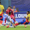 Nicolás González (centro), de Argentina, intenta anotar contra Carlos Cuesta (derecha), Jefferson Lerma (izquierda) y Camilo Vargas, de Colombia.