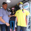 Las camisetas de la selección Colombia se están agotando en algunos puntos de venta en la carrera 23 de Manizales. Conozca los precios.