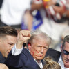 El expresidente estadounidense Donald Trump es sacado del escenario por el servicio secreto después de un incidente durante un mitin de campaña en el Butler Farm Show Inc. en Butler, Pensilvania, EE.UU. Su oreja derecha se ve ensangrentada.