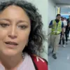 Reproducción | LA PATRIA  "Nos quitaron el pasaporte durante hora y media, no nos dijeron nada. Nos devuelven a dos mujeres ecuatorianas y a dos jóvenes colombianos", afirmó en un video grabado mientras era escoltada en el Aeropuerto Internacional de Maiquetía, en Caracas.