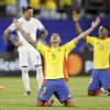 Kevin Castaño (c) y Yerry Mina (d) celebraron de rodillas la clasificación de Colombia a la final de la Copa América.