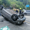 En el accidente de tránsito, el conductor del carro particular resultó lesionado.