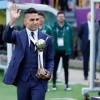 El futbolista colombiano Radamel Falcao García sostiene el trofeo de la Copa Mundial Femenina sub-20. 