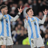 Julián Álvarez (d) celebra su gol con Enzo Fernández este jueves, en un partido de las Eliminatorias sudamericanas para el Mundial 2026 entre Argentina y Chile en el estadio Más Monumental en Buenos Aires (Argentina).