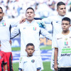 Santiago García Salazar (c), en los actos protocolarios del partido Once Caldas - Deportivo Cali, luego de que Mateo García le cumpliera el sueño de salir con él al terreno de juego.