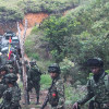 Un grupo de soldados y vehículos blindados custodian este domingo el corregimiento El Plateado, de Argelia (Cauca), en el marco de la 'Operación Perseo'.