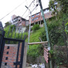 Foto | Luis Trejos | LA PATRIA  Este es el poste que, según residentes, les roba la tranquilidad en la calle 12 del barrio El Bosque.