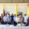 Participantes de la mesa de diálogo en la casa de la cultura del municipio de Marmato (Caldas), en el sector de El Llano, donde se pactaron los acuerdos este sábad