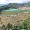 Perspectiva de la sede de Emas by Veolia, en Manizales. En la mitad, el módulo 1 para disposición de residuos que se clausuró en el 2019. Al fondo, el relleno actual con una extensión de 15 hectáreas que albergarán 3 millones 25 mil toneladas de basura hasta el 2035.