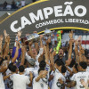 El presidente de Botafogo, Adalberto Batista (c), celebra con el trofeo al ganar la Copa Libertadores ante Atlético Mineiro este sábado, en el estadio Más Monumental en Buenos Aires (Argentina).