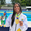 La caldense Nicoll Agudelo posa con su medalla de oro, la tercera que obtiene en la paranatación de los Juegos Juveniles.