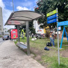 El punto de salida y llegada de los vehículos de transporte público entre Neira y Manizales está ubicado a un costado del Teatro Los Fundadores de la ciudad.