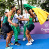 David Aguirre, Valentina Villa, Martín Guevara y Mariana Quiroga celebran el oro en triatlón para Caldas. 